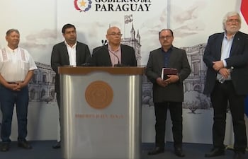 Representantes de radios comunitarias, tras una reunión con Santiago Peña en Mburuvicha Róga.