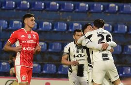 Luis Riveros abraza a Diego Fernández tras anotar el primer gol de Tacuary en la victoria sobre General Caballero JLM.