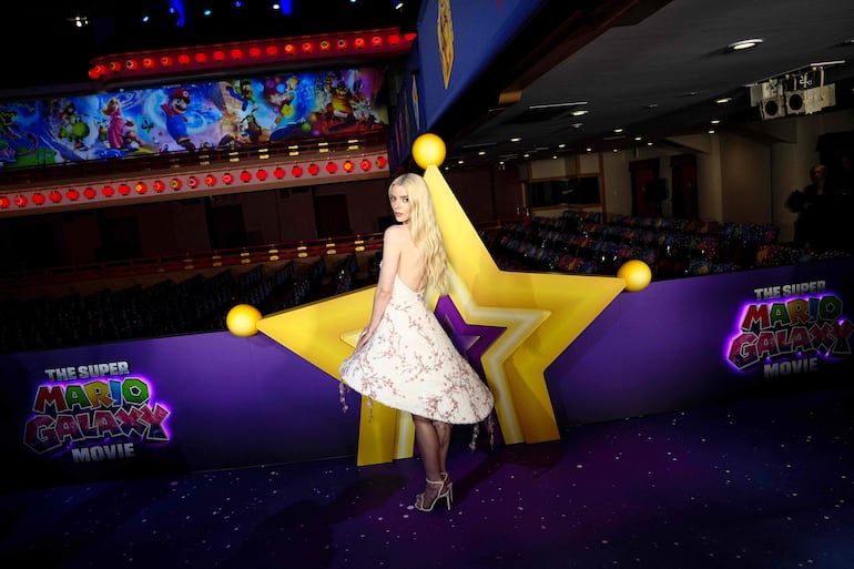 Anya Taylor-Joy se robó todos los flashes en la premier de Super Mario Galaxy en Japón. (Yuichi YAMAZAKI / AFP)