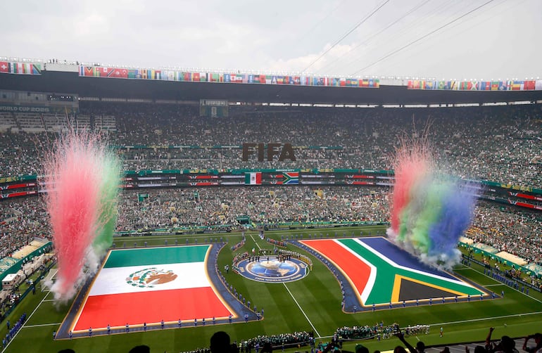 Esta vista muestra las banderas de México y Sudáfrica durante la ceremonia de apertura previa al partido de fútbol del Grupo A de la Copa del Mundo 2026 entre México y Sudáfrica en el Estadio de la Ciudad de México, en la Ciudad de México.