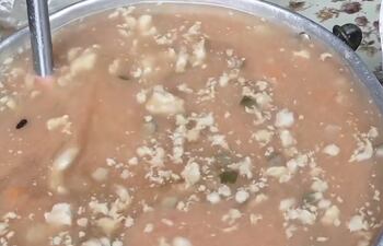 Un supuesto caldo con carne de cerdo es supuestamente el plato.