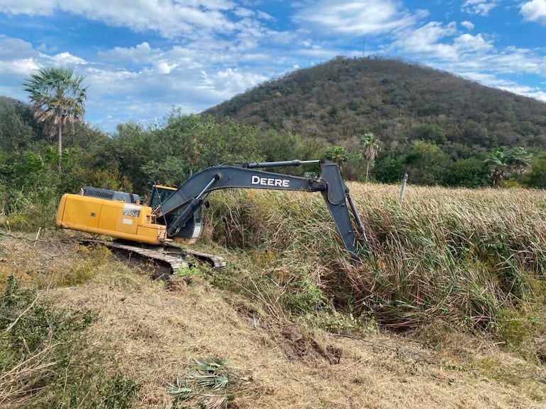 Limpieza de canales de agua en Fuerte Olimpo