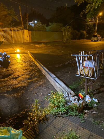 Chespis “robacables” tumban una columna y dejan sin luz a todo el barrio