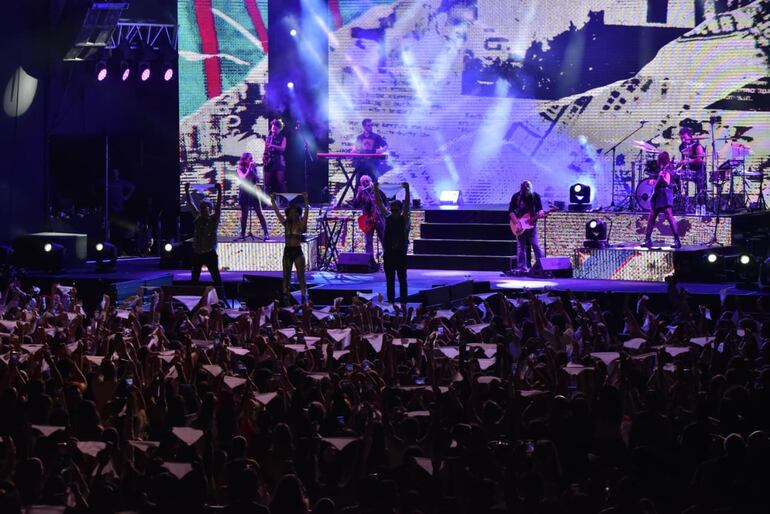 Un escenario imponente, con luces, efectos pirotécnicos y videos especiales acompañó el show de Erreway, que llegó a Paraguay tras una gira por varios países de América y Europa.