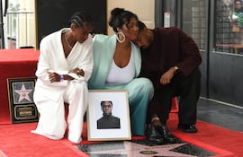 Letitia Wright, Simone Ledward-Boseman y Michael B. Jordan posan juntos con la nueva estrella de Chadwick Boseman en el Paseo de la Fama de Hollywood.