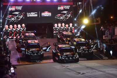  El equipo Toyota Gazoo Racing en pleno, encabezado por el líder del mundial, Elfyn Evans, y sus compañeros Ogier, Rovanperä, Katsuta y Pajari, en la rampa.
