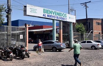 ABC constató que hay personas que entran sin ningún tipo de inspección al Mercado de Abasto por algunas de las entradas. En las redes sociales, la Comuna publicó controles de temperatura.