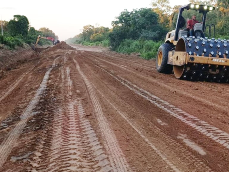 Maquinarias de la empresa Mawes, trabajando por la reparación del camino, zona de la bioceánica y Toro Pampa.