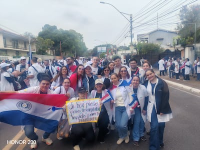 Médicos se manifiestan exigiendo mejores condiciones laborales y salariales al Estado.