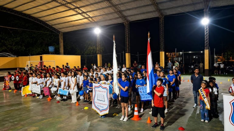 Grupo de niños disfrutando de las celebraciones en Fuerte Olimpo