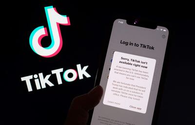 Esta foto ilustrativa tomada en Los Ángeles el 18 de enero de 2025 muestra la aplicación TikTok en la pantalla de un teléfono inteligente frente al logotipo de TikTok.