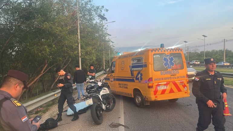 Paramédicos del Cuerpo de Bomberos Voluntarios trabajando en el sitio. Foto: Gentileza Policía Nacional.