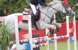 Valentina Giménez saltará con Silverana, en categoría 1.00 metro, representando al anfitrión Acá Carayá.