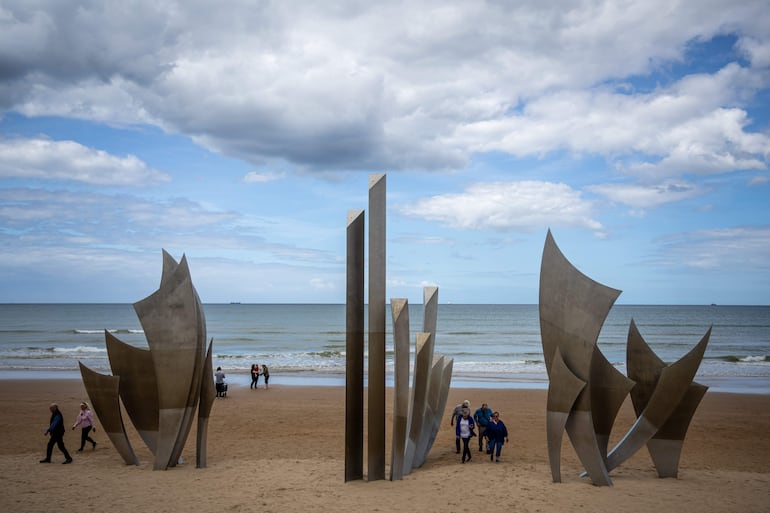 Turistas visitan el monumento Les Braves, en la playa de Omaha, antes del 82.º aniversario del Día D, en Saint-Laurent-sur-Mer, Normandía, Francia, el 5 de junio de 2026.
