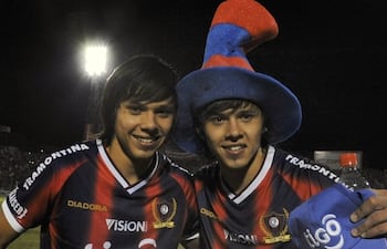 Los mellizos Ángel y Óscar Romero durante su estadía en Cerro Porteño, con el que consiguieron los títulos del torneo Apertura 2012 y el torneo Clausura 2013.
