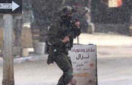 Un soldado israelí durante una operación en la localidad palestina de Qabatiya, en Cisjordania, el pasado 27 de diciembre.