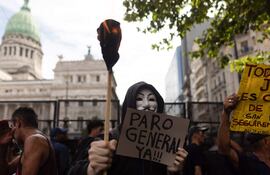 El Gobierno de Milei denuncia por terrorismo a manifestantes contra reforma laboral