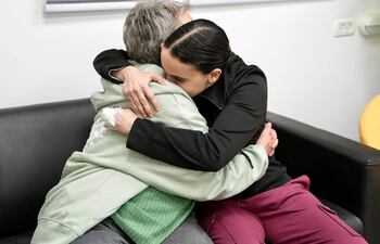 Re'im (Israel), 19/01/2025.-Una foto facilitada por los portavoces del ejército israelí muestra a la rehén liberada Emily Damari (derecha) abrazando a su madre Mandy (izquierda) en un punto de recepción cerca del kibutz Reim, en el sur de Israel, el 19 de enero de 2025. Israel y Hamás acordaron un acuerdo de liberación de rehenes y un alto el fuego en Gaza.