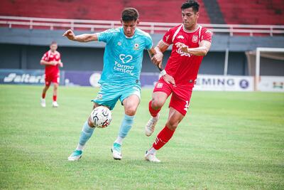 El atacante "celeste", Carlos Francisco Herrera domina el esférico ante la marca del zaguero "rojo" Richard Monges. (Foto: APF)