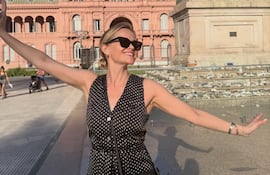 Reese Witherspoon posando feliz de la vida frente a la Casa Rosada en Buenos Aires.