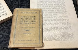 Imagen de algunos libros y documentos que pertenecieron a Carlos Lara Bareiro y fueron donados a la Casa Bicentenario de la Música.