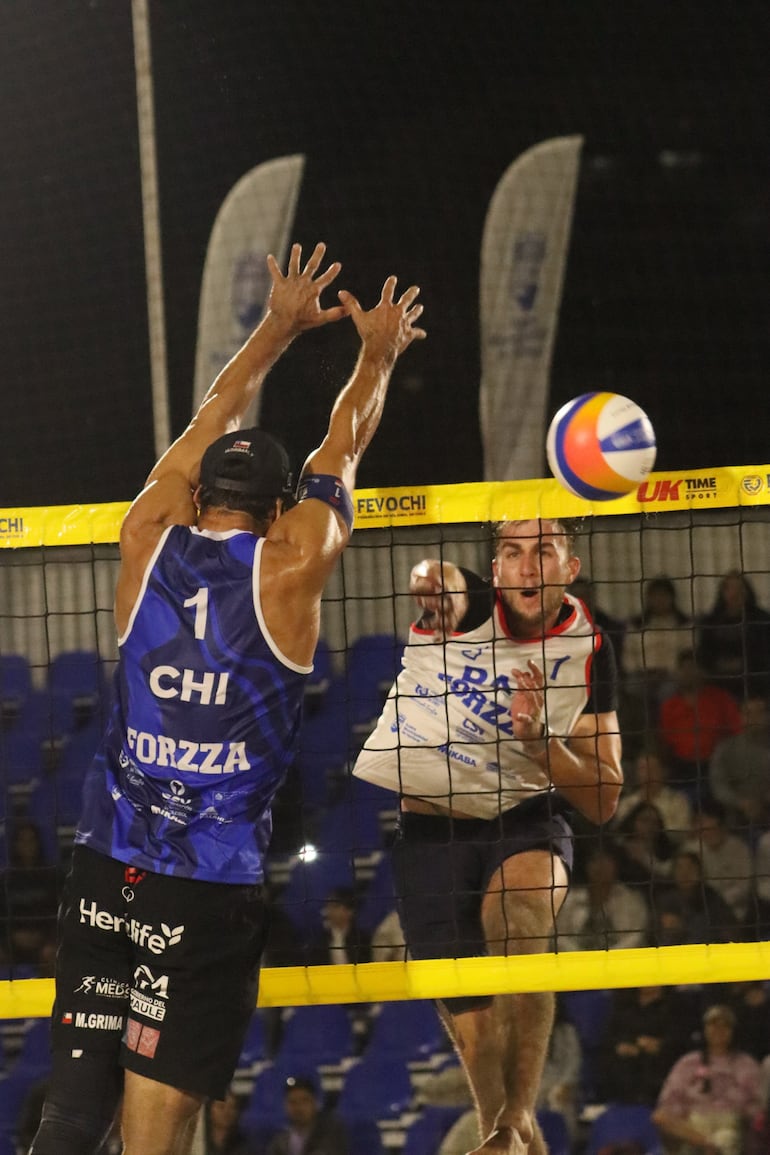 Giuliano Massare se eleva para conectar un mate en el juego de esta noche de sábado en Iquique.