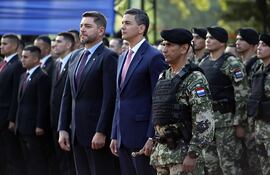 Santiago Peña y Pedro Alliana, esta mañana durante el aniversario del Regimiento Escolta Presidencial.