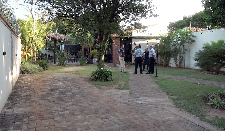 Efectivos de la Policía dentro del lugar donde se produjo el crimen.