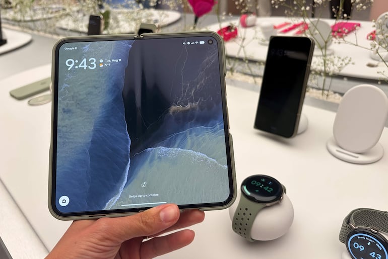 Una persona muestra un teléfono Pixel 11 Pro Fold de Google.