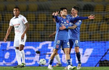 El centrocampista de la Universidad de Chile, el número 19 Javier Altamirano, celebra la anotación del segundo gol de su equipo durante el partido de fútbol de vuelta de los cuartos de final de la Copa Sudamericana entre el chileno Universidad de Chile y el peruano Alianza Lima, en el Estadio Francisco Sánchez Rumoroso en Coquimbo, Chile.