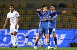 El centrocampista de la Universidad de Chile, el número 19 Javier Altamirano, celebra la anotación del segundo gol de su equipo durante el partido de fútbol de vuelta de los cuartos de final de la Copa Sudamericana entre el chileno Universidad de Chile y el peruano Alianza Lima, en el Estadio Francisco Sánchez Rumoroso en Coquimbo, Chile.