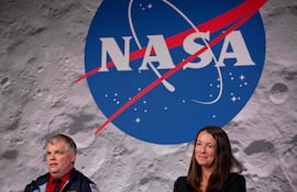 De izquierda a derecha, el director principal de vuelo de Artemis II, Jeff Radigan, y la gerente del vehículo Artemis II, Branelle Rodriguez, hablan en una conferencia de prensa el 9 de abril de 2026 en Houston, Texas. La misión de 10 días alrededor de la Luna está prevista que concluya el viernes, cuando los cuatro astronautas americen en el océano Pacífico frente a la costa de San Diego, California.