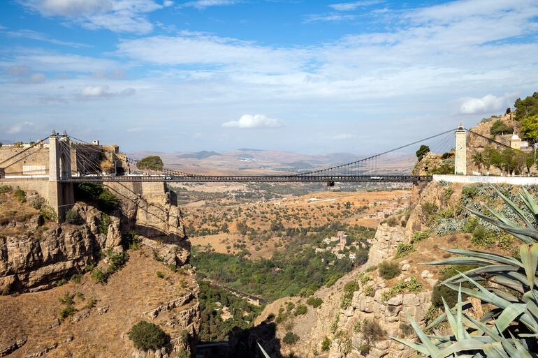 Vista del puente colgante Pont Sidi MCid a través del río Rhumel en la ciudad de Constantino. República de Argelia.