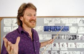 Roger Allers con el storyboard de una de sus obras. El codirector de "El Rey León" falleció el sábado a los 76 años.