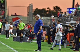 Carlos Jara Saguier, entrenador de Cerro Porteño, en el partido frente a Nacional por la fecha 19 del torneo Clausura 2024 del fútbol paraguayo en el estadio Arsenio Erico, en Asunción, paraguay.
