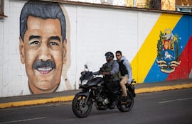 Poco tráfico y filas en supermercados un día después de la captura de Maduro.