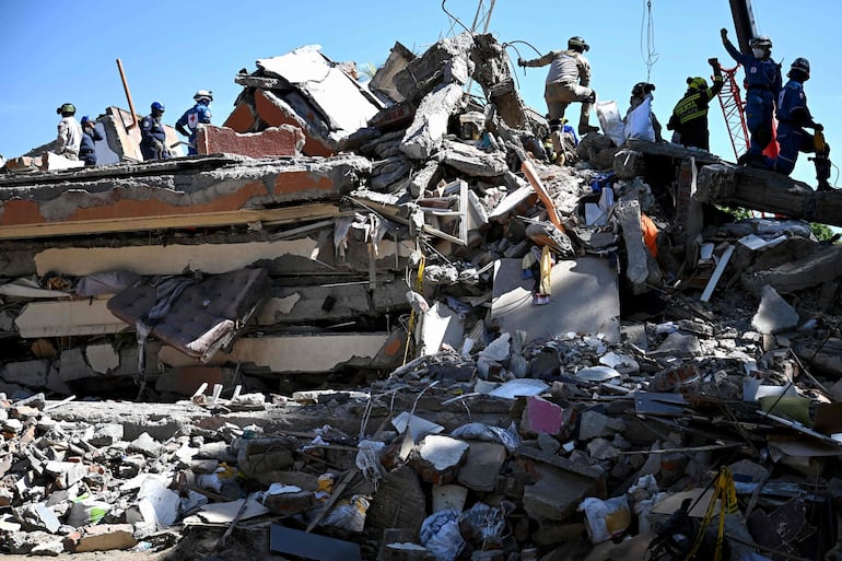 Equipos de rescate retiran los escombros de un edificio dañado en Cali, Colombia, el 13 de agosto de 2026, tres días después de un terremoto de magnitud 7,4. (Photo by Raul ARBOLEDA / AFP)