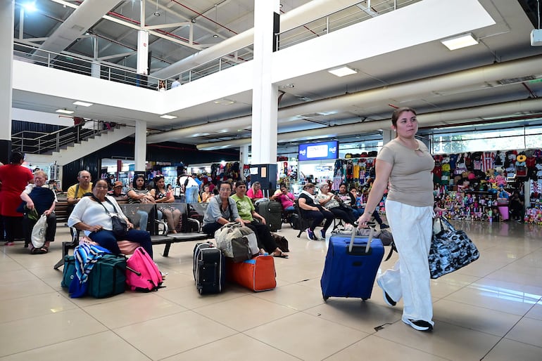 Intenso movimiento turístico en la Estación de Buses de Asunción. 