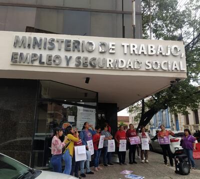 Integrantes de la Articulación Feminista realizaron hoy un acto frente al Ministerio del Trabajo para convocar a la marcha del 8M, el miércoles 8 de Marzo, desde la Plaza Uruguaya desde las 17 horas.