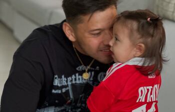 ¡Una postal llena de ternura! Papá Óscar Romero con su hijita Aitana Nicolle.