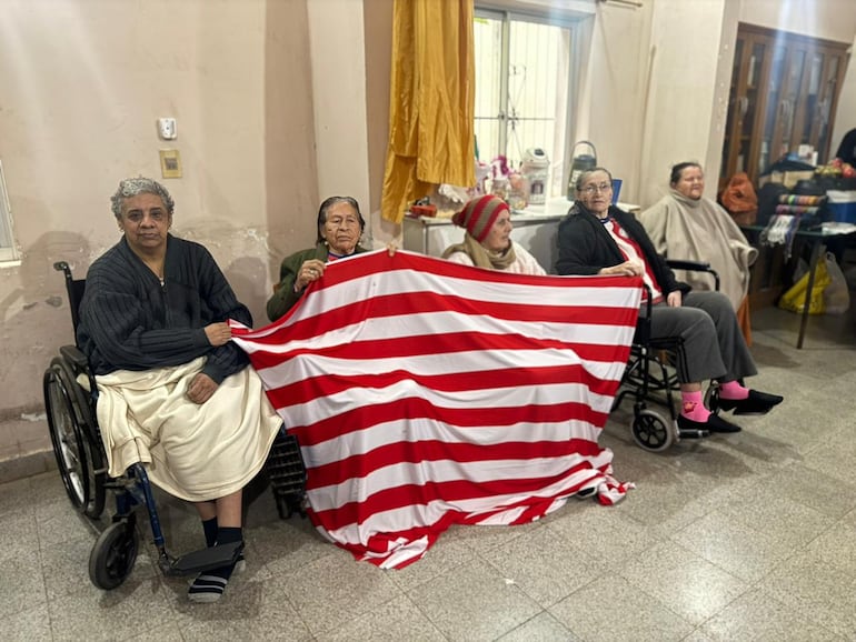 abuelos de un hogar geriátrico se vuelven virales alentando a la Albirroja - Nacionales