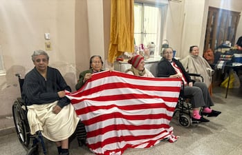 Adultos mayores de Gijón Róga se preparan para alentar a la Albirroja hoy ante su debut mundialero.
