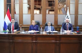 Sesión ordinaria del Jurado de Enjuiciamiento de Magistrados (JEM). Están presentes el diputado Alejandro Aguilera, la vicepresidenta 1° Alicia Pucheta, el ministro de la Corte Manuel Ramírez y el consejero Enrique Berni.