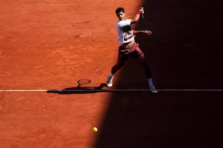 El tenista paraguayo Adolfo Daniel Vallejo en el partido frente a Moïse Kouamé por la segunda ronda del Roland Garros.