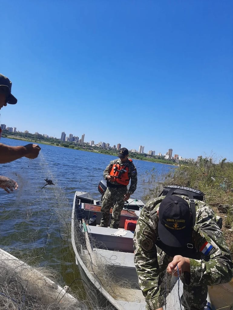 Militares colaboran en un operativo de decomiso de productos pesqueros.