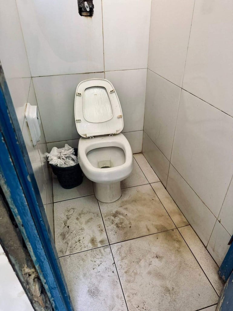 Sanitarios sucios, con pérdida de agua o falta del vital liquido. 