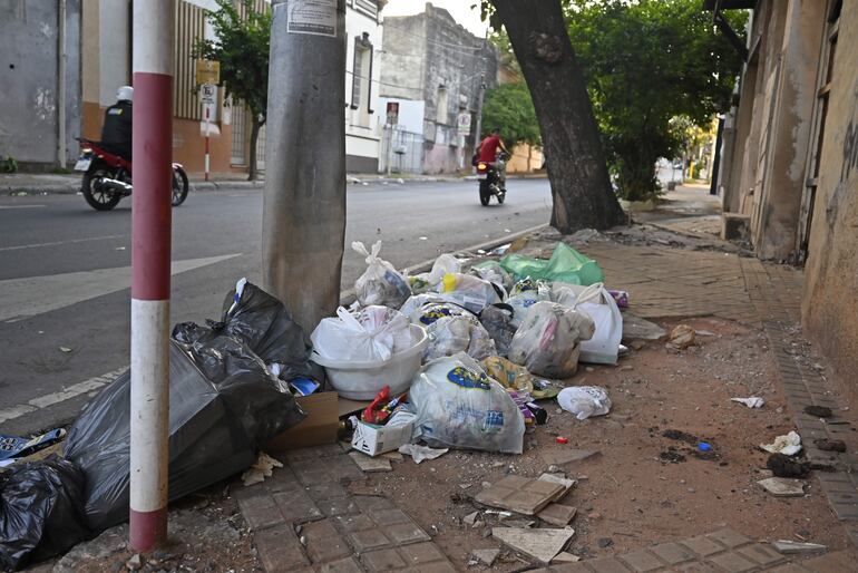 Otro basural en la esquina de Manuel Domínguez y Caballero.