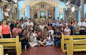 El grupo de autoridades y ciudadanía que se reunió en la presentación de este proyecto.