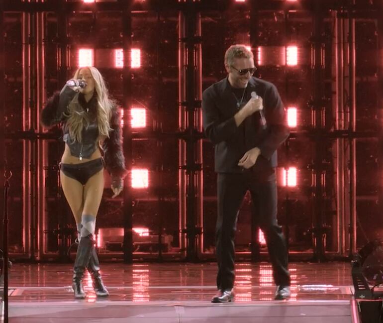 Otra instantánea del encuentro entre TINI y Chris Martin en el show de FUTTTURA en Buenos Aires.