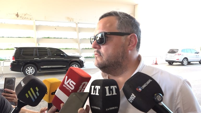 Rodrigo Nogués, presidente de Olimpia, conversa con los medios previo al viaje a Buenos Aires para disputar la fecha 4 de la fase de grupos de la Copa Sudamericana 2026.